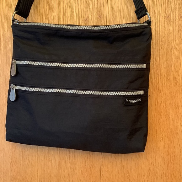 Baggallini Comrade black zipper purse nylon vegan crossbody